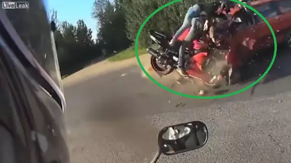 Teribil! Unul dintre cele mai dure accidente de motocicletă filmate vreodată | VIDEO 18+