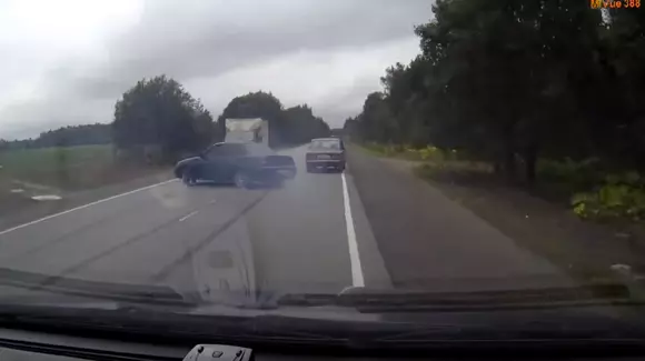 Cel mai violent accident auto. Și nu, nu purtau centura de siguranță