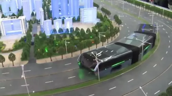 Chinezii au construit autobuzul care circulă pe deasupra mașinilor