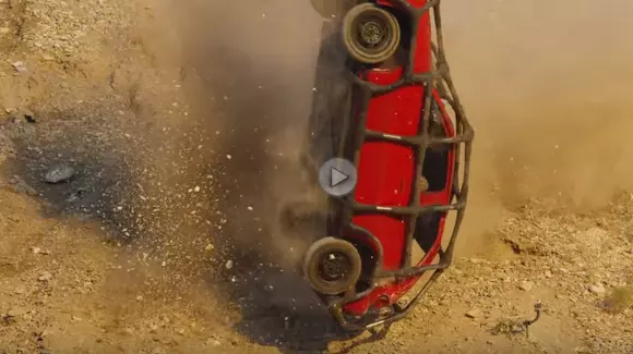 Și banda adezivă este bună la ceva. Un crash-test ne demonstrează acest lucru