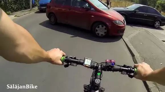 Răzbunare! O șoferiță a dat cu mașina peste un biciclist în București! La fața locului a venit poliția | VIDEO