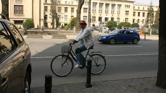 Studiu: șoferii sunt cu 4 kilograme mai grei decât bicicliștii