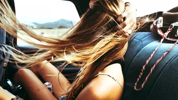 Bancul cu blonda care-și uită cheia în mașină și încearcă să o scoată cu o sârmă