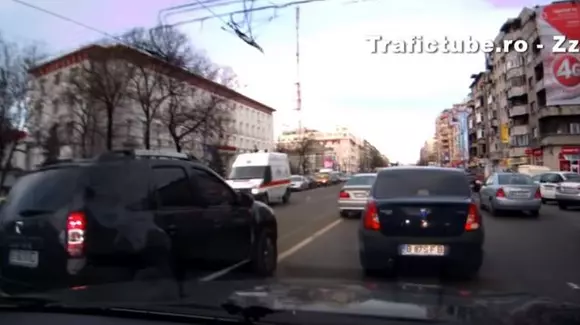 Cum a explicat un șofer al MAE faptul că lovit un conducător auto care circula regulamentar: "E Șefu' în spate și trebuie să ajungem repede la Senat" | VIDEO