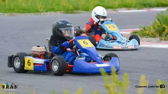 Unul dintre cei mai tineri piloți legitimați în România este născut în 2010. Poți să-ți duci copilul pe pistă de la cinci ani!