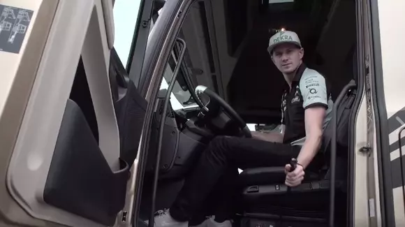 Trei piloți de Formula 1 își încearcă abilitățile pe un Actros