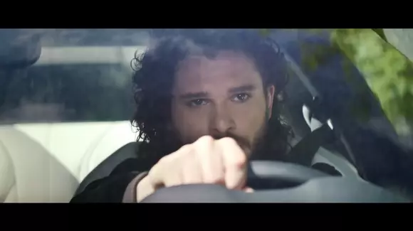 Jon Snow promovează noul Infiniti Q60
