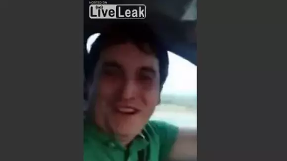 A vrut să facă o ghidușie într-un Logan și nu i-a ieșit! Ce a pățit un tânăr care a luat mâinile de pe volan la 170 de km/h!