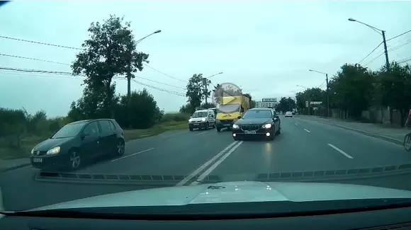 Cu mașina pe contrasens. Omul se grăbea