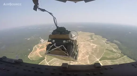 Iată cum sunt parașutate Humvee-urile