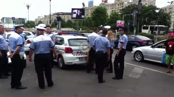 Poliția Rutieră acționează conform legii, în timp ce trecătorii îi iau apărarea unei doamne care a încălcat legea. Continuarea te pune pe gânduri