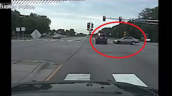 Ce noroc! Cum a scăpat de poliție un șofer care a trecut pe roșu | VIDEO