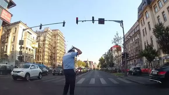 Momentul care l-a făcut pe un polițist să se închine în mijlocul intersecției | VIDEO
