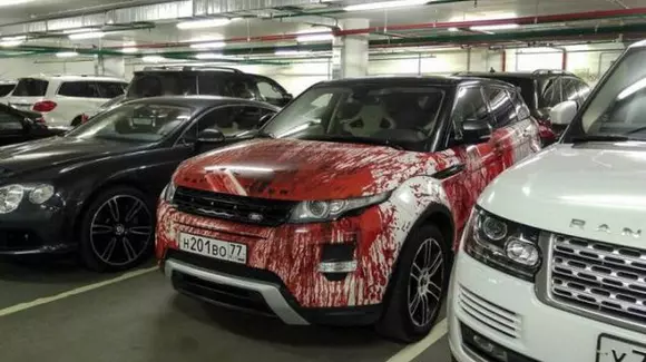 Macabru! Și-au vopsit mașinile cu... "sânge" | FOTO