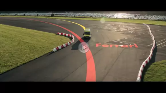 Sebastian Vettel schimbă un Ferrari 488 GTB pe o mașină de Ambulanță