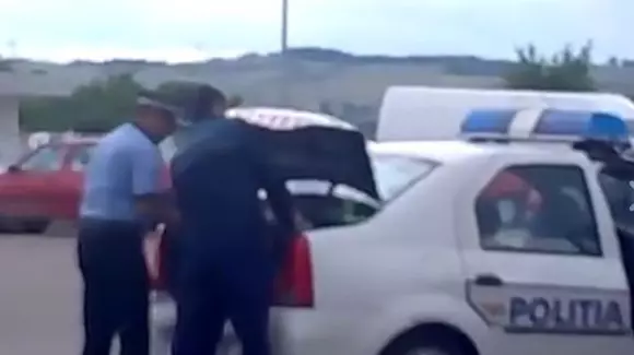 O nouă metodă? Cum transportă suspecții oamenii de la Poliția Locală | VIDEO