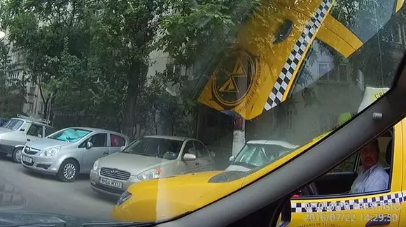 Ce spune un șofer după ce un taximetrist îl provoacă: "Haide, parchează-mi tu mașina!" | VIDEO