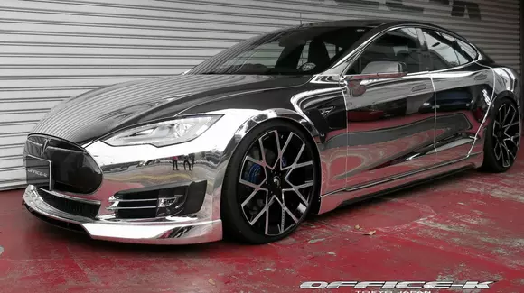 Tesla Model S a fost "îmbrăcată" în crom