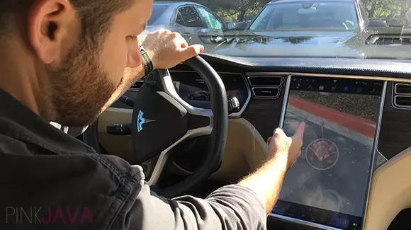 A "reconfigurat" sistemul de infotainment de pe Model S, iar acum se joacă Pokemon Go