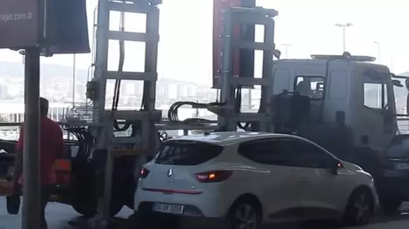 Eficient și rapid! Uite cum se ridică mașinile în Turcia | VIDEO