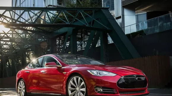 Cât de sigure sunt mașinile interconectate? Chinezii au preluat controlul unei Tesla S în timpul mersului