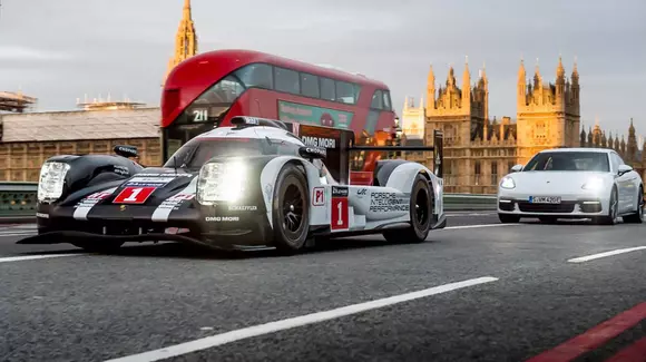 Mark Webber s-a plimbat pe străzile Londrei la volanul unui Porsche 919 Hybrid - galerie foto