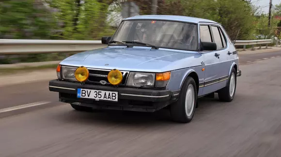 Cu dedicație pentru fanii Saab 900 Turbo: Povestea lui Cristi, bucureșteanul care conduce o mașină modernă, dar veche de 30 de ani! (VIDEO)