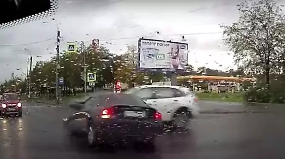 Ce accident cumplit! Uite de ce nu e bine să forțezi semaforul într-o intersecție! | VIDEO