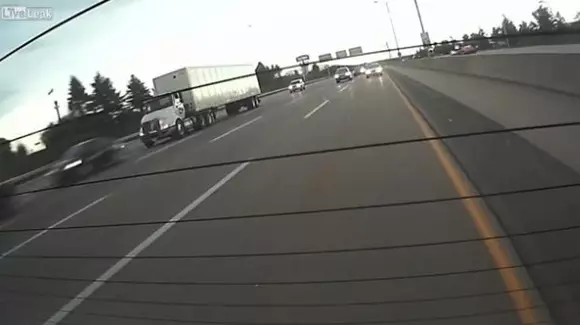 Devastator! Ce se întâmplă când un TIR rămâne fără frâne pe autostradă | VIDEO