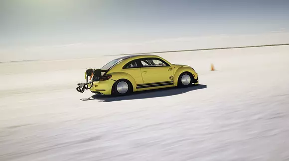 Un Volkswagen Beetle a rulat pe sarea de la Boneville cu 320 km/h