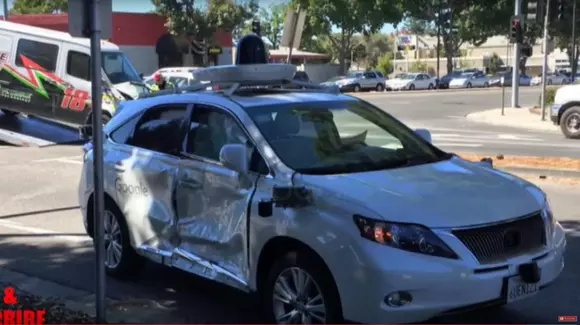 Una dintre mașinile autonome de la Google, implicată într-un accident sever