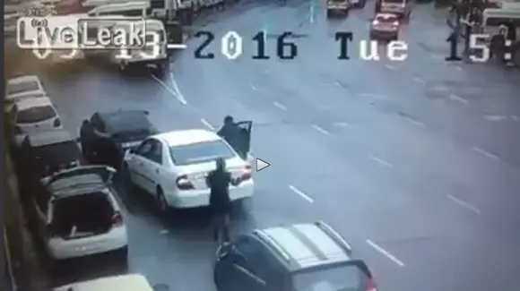 Incident în trafic. Doi bărbați, luați la bătaie de o femeie, după ce vor să fure dintr-o mașină | VIDEO