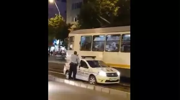 De necrezut! O mașină de poliție a rămas blocată pe o linie de tramvai din București! | VIDEO