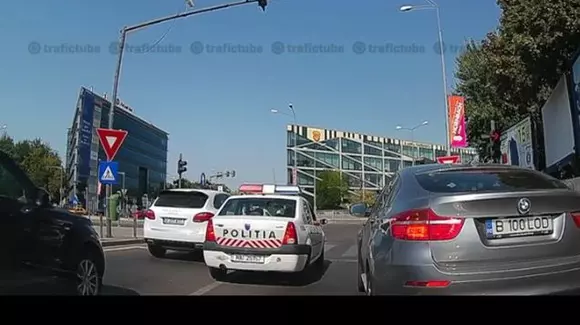 Ăsta, da, tupeu! A trecut pe roșu deși avea lângă el o mașină de poliție! Ce s-a întâmplat apoi | VIDEO