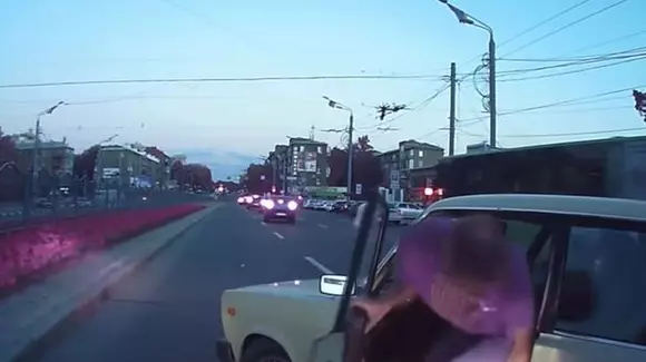 Ce a pățit un șofer agresiv din Rusia la câteva minute după un conflict în trafic | VIDEO