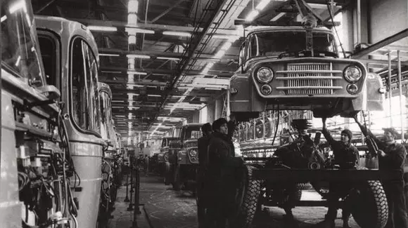 7 lucruri mai puțin cunoscute despre ROMAN, fosta uzină "Steagul roșu"