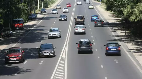 Un senator propune ca limita de viteză din localități să crească la 70 km/h