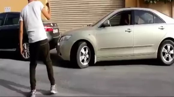 Gluma de la prima oră: cum se iese corect din parcare. Un ajutor e binevenit.