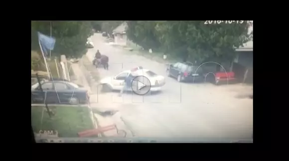 Se întâmplă și în cazul celor care aplică legea. Un polițist a uitat să asigure mașina de serviciu și a găsit-o în șant