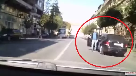Un șofer plin de mușchi ce mergea prin Timișoara s-a dat jos să regleze conturile cu un alt participant la trafic. Ce a urmat! | VIDEO