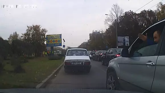 N-are scrupule! A intrat pe spațiul verde doar ca să nu aștepte în coloană