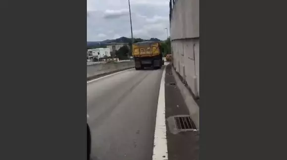 E de povestit nepoților! Ce a pățit un șofer care i-a blocat drumul unui camionagiu | VIDEO