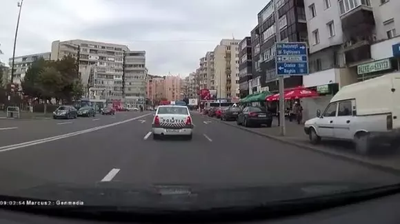Un șofer din România a oprit lângă un polițist și i-a transmis: "Nu vă merge niciun bec pe frână". Reacția omului legii! | VIDEO