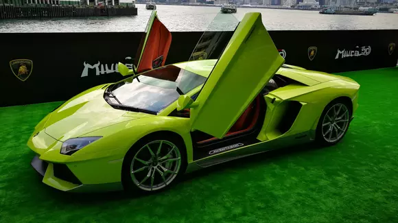 Nu există nume mai bun pentru culoarea care îmbracă acest Lamborghini de 1 milion de euro: Verde Scandal!