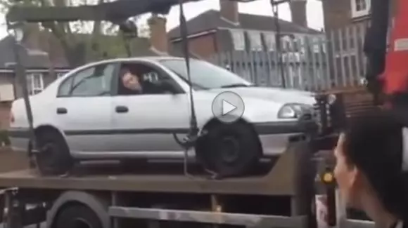 Așa nu! Un britanic a încercat să-și recupereze mașina de pe trailer, dar a ajuns de râsul lumii