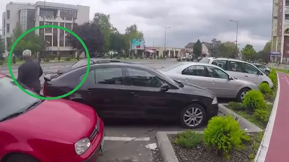 Așa arată tupeul nemărginit la români! Reacția unui șofer care l-a blocat pe altul e incredibilă! | VIDEO