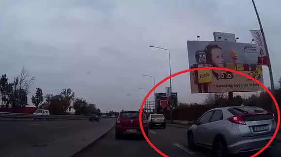 Trei manevre periculoase în 20 de secunde! Oare această șoferiță are permis? | VIDEO