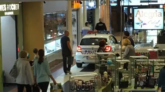 Cine mai e ca ei? O mașină de poliție a fost fotografiată într-un mall