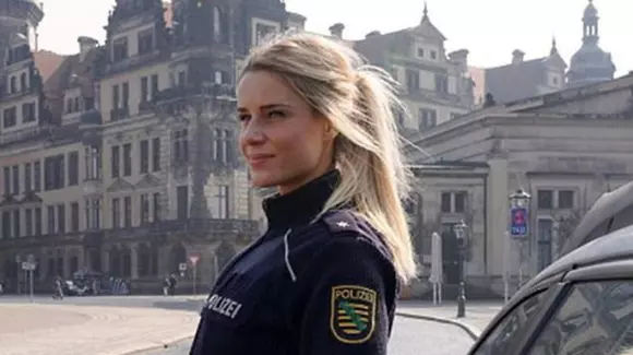 Ea este cea mai sexy polițistă din lume! Nu-i așa că ai vrea să te tragă pe dreapta?