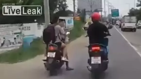 Cum se termină un road rage pe scuter? | VIDEO